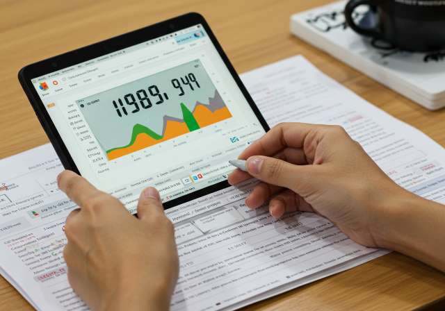 Choosing the Right Stock Broker in India: A Comprehensive Guide